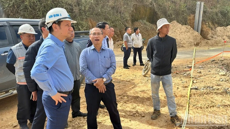 Cục trưởng Cục Đường bộ Việt Nam Bùi Quang Thái (người đội mũ trắng ngoài cùng) cùng đoàn kiểm tra đột xuất tại dự án xây dựng Quốc lộ 28B.