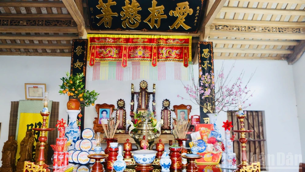 Ban thờ gia tiên ngày Tết của một gia đình ở làng ven đô Hà Nội.