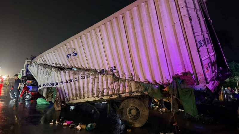 Hiện trường vụ tai nạn va chạm giữa tàu hỏa và ô-tô tải tối 25/2. (Ảnh: Công an Hà Nội)