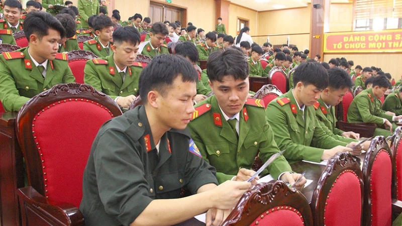 Chiến sĩ nghĩa vụ nghiên cứu các nội dung về giới thiệu việc làm của các công ty. 