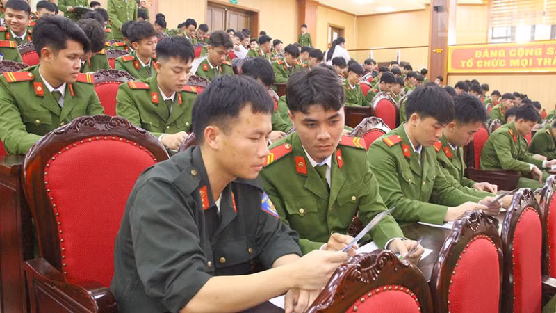 Chiến sĩ nghĩa vụ nghiên cứu các nội dung về giới thiệu việc làm của các công ty. 