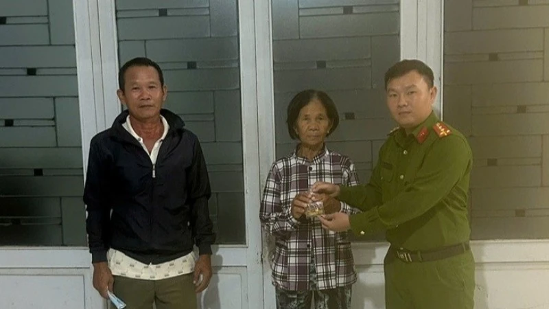 Bà Đinh Thị Lan nhận được số vàng bị đánh rơi.