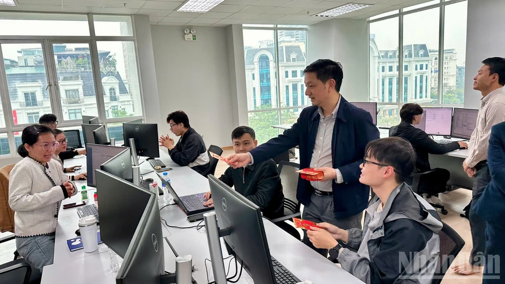 Cục trưởng Cục Đường bộ Việt Nam Bùi Quang Thái tới thăm và chúc Tết cán bộ, nhân viên Trung tâm Dữ liệu Thu phí.