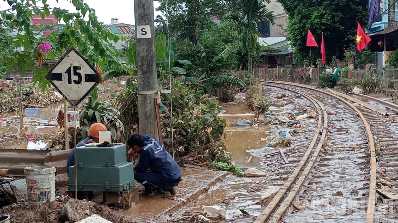 Công nhân đường sắt bảo trì hạ tầng sau cơn bão số 11 diễn ra vào tháng 11/2025 tại miền trung.