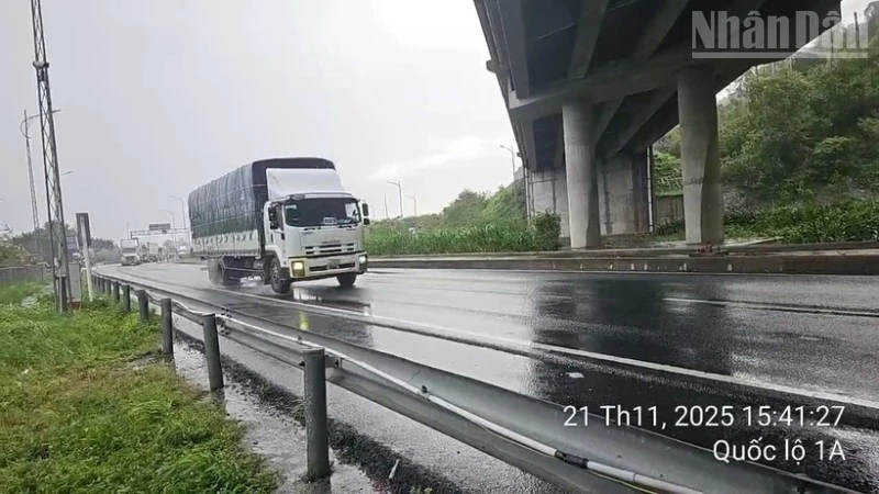 Từ 14h chiều nay các xe đã có thể lưu thông 2 chiều qua hầm đèo Cả.