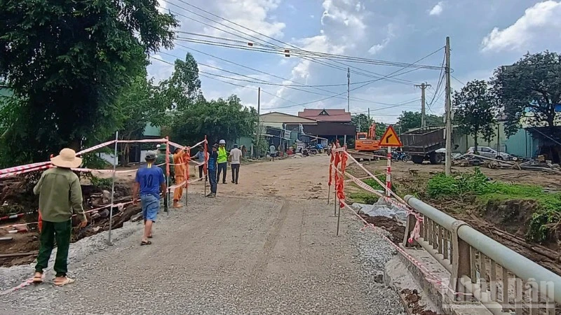 Vào lúc 12 giờ trưa nay, cầu Đăk Pờ Tó km378+130 đường Trường Sơn đông đã thông xe 1 làn sau 1 ngày đêm nỗ lực không ngừng nghỉ của Khu Quản lý đường bộ III sửa chữa khắc phục hậu quả cơn bão số 13 để lại.