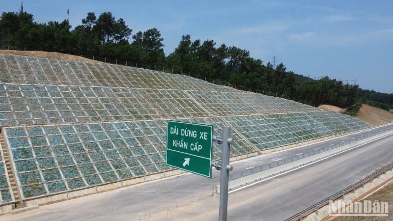 1 đoạn trên tuyến cao tốc Bùng-Vạn Ninh.