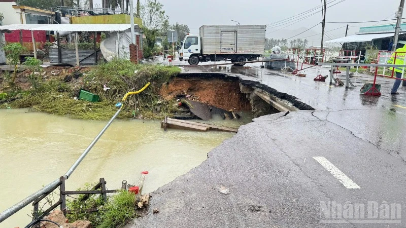 Sau nhiều ngày mưa lũ lớn, vị trí cống bản Km1253+100 trên Quốc lộ 1 bị nước cuốn trôi và phá hủy mặt đường.