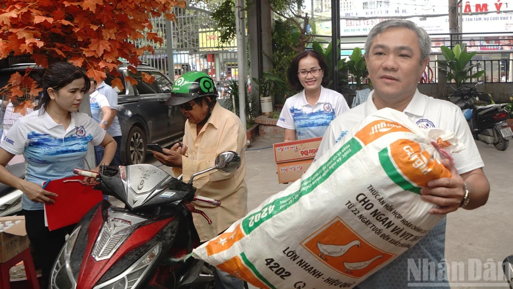 Hàng nghìn tấn hàng hóa là sự hội tụ của hàng nghìn tấm lòng từ bà con các khu phố, tất cả đều hướng về miền trung ruột thịt.