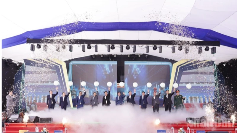 Các đại biểu thực hiện nghi thức khởi công.