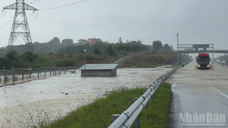 Cao tốc Phan Thiết-Dầu Giây , tại Km 25+369 : Vào khoảng 8h00 ngày 4/12 thuộc xã Tân Lập, tỉnh Lâm Đồng (đoạn đường do Văn phòng Quản lý đường bộ 4.2 quản lý) : do tình hình mưa lớn kéo dài, khiến nước dâng cao hướng Phan Thiết đi Dầu Giây và ngược lại, nước tràn ngập khoảng 20m, sâu 50 cm, chiếm hết 2 làn đường xe chạy.