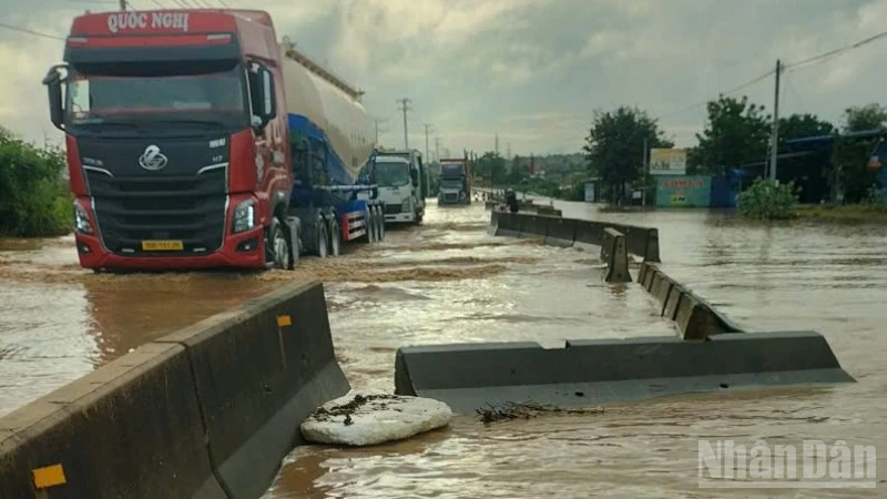 Do mưa lớn, nước ngập trở lại trên Quốc lộ 1 đoạn qua tỉnh Lâm Đồng (Bình Thuận cũ).