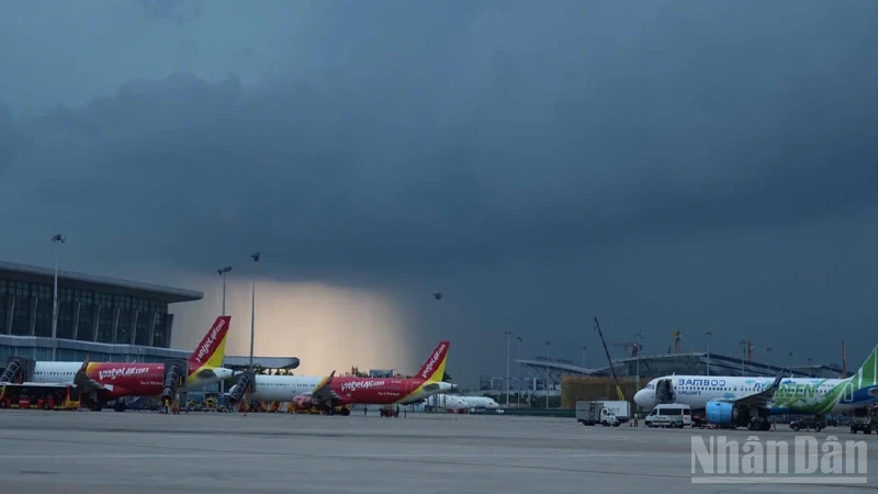 Thời tiết cực đoan trưa 19/9 tại Cảng hàng không quốc tế Nội, nhiều chuyến bay phải hoãn, hủy lịch trình.