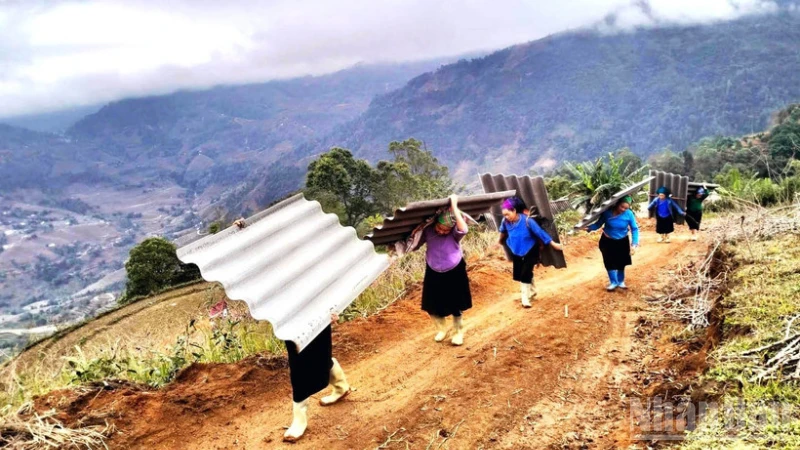 Phụ nữ vùng cao tỉnh Tuyên Quang tích cực giúp gia đình hội viên xóa nhà tạm.