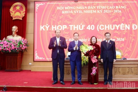 Lãnh đạo tỉnh Cao Bằng tặng hoa chúc mừng đồng chí Hà Nhật Lệ, Phó Chủ tịch Ủy ban nhân dân tỉnh Cao Bằng.