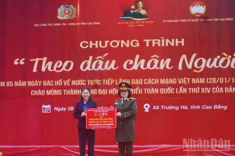 Lãnh đạo Cục Công tác Chính trị, Bộ Công an, trao tượng trưng kinh phí hỗ trợ chương trình.