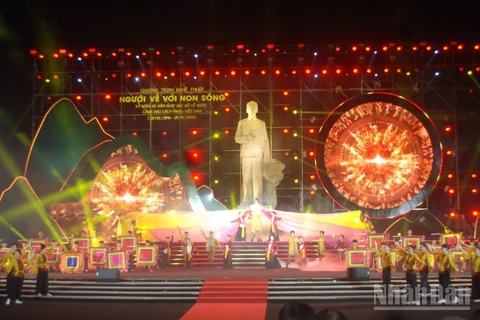 Chương trình nghệ thuật “Người về với non sông”.