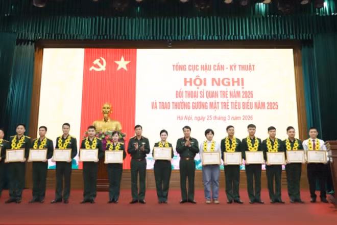 Lãnh đạo Tổng cục Hậu cần-Kỹ thuật trao thưởng tặng 13 Gương mặt trẻ tiêu biểu năm 2025.