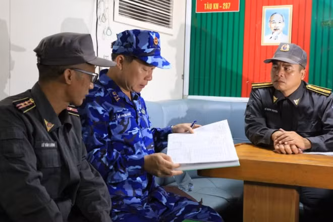 Kiểm tra sổ sách, đăng ký trên tàu Kiểm ngư 267.