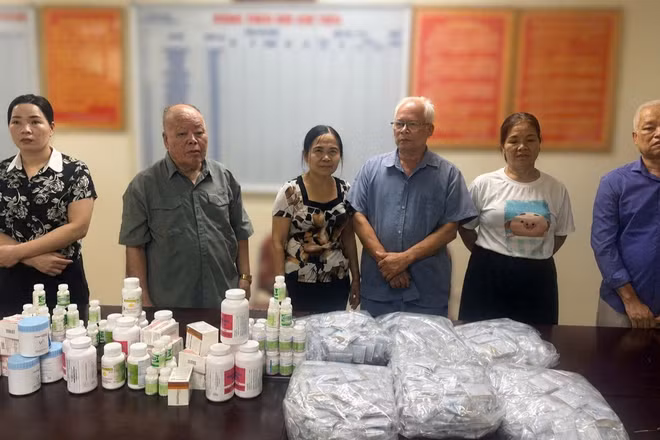 Các đối tượng cùng số thuốc hóa dược, tân dược và sản phẩm thuốc Đông y. (Ảnh: Công an Thành phố Hà Nội)
