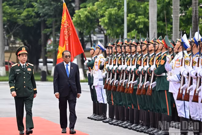 Đại tướng Phan Văn Giang, Ủy viên Bộ Chính trị, Phó Bí thư Quân ủy Trung ương, Phó Thủ tướng Chính phủ, Bộ trưởng Quốc phòng và Ngài Dato’ Seri Mohamed Khaled bin Nordin, Bộ trưởng Quốc phòng Malaysia duyệt Đội danh dự Quân đội nhân dân Việt Nam. (Ảnh: THẾ ĐẠI)