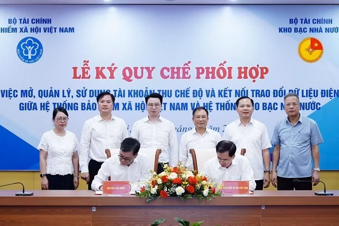 Lãnh đạo hai cơ quan ký Quy chế phối hợp. (Ảnh: Ban tổ chức cung cấp)