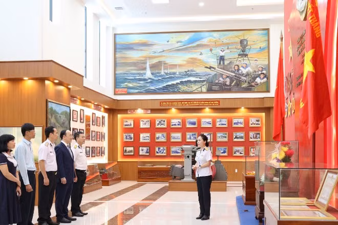 Các đại biểu tham quan phòng truyền thống Học viện Hải quân.