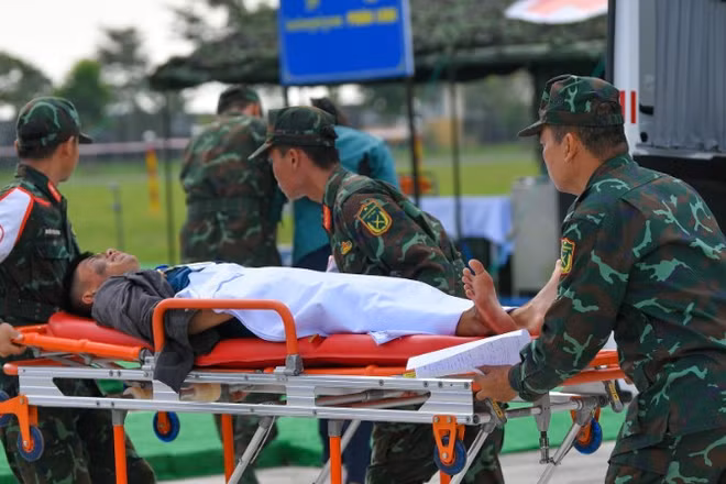 Mô phỏng tình huống vận chuyển cấp cứu người bị nạn.