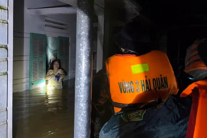 Bộ đội Hải quân cùng lực lượng vũ trang địa phương chuyển lương thực, nước ngọt đến tay từng hộ dân.