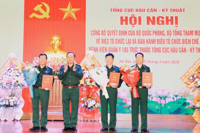 Thiếu tướng Phùng Ngọc Sơn trao quyết định điều động, bổ nhiệm cho cán bộ.