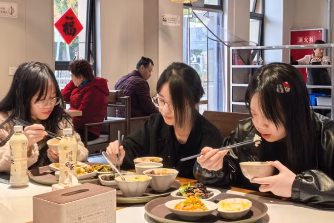 Các bạn trẻ thưởng thức món ăn ở quán ăn trong bảo tàng Tứ Xuyên. (Ảnh: TÂN HOA XÃ)