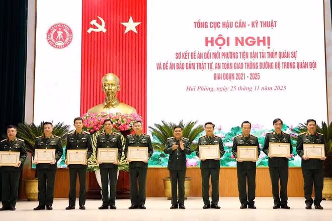 Tặng bằng khen của Bộ Quốc phòng cho các cá nhân, tập thể.