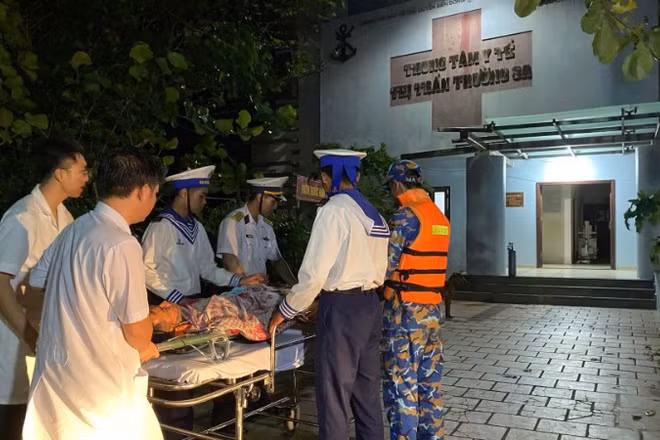 Bệnh xá đảo Trường Sa, thuộc Lữ đoàn 146 (Vùng 4 Hải quân) đã tiếp nhận và cấp cứu khẩn cấp cho người bệnh Nguyễn Trung Tín (sinh năm 1992, quê quán xã Phù Mỹ Đông, tỉnh Gia Lai).