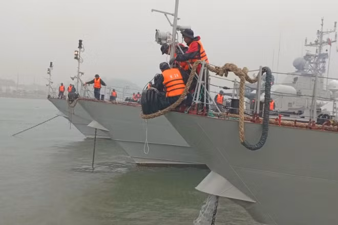 Cán bộ, chiến sĩ vùng 3 Hải quân triển khai phương án phòng chống bão, bảo đảm an toàn tàu, thuyền, trang bị kỹ thuật và doanh trại.