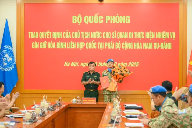 Thượng tướng Hoàng Xuân Chiến trao quyết định của Chủ tịch nước cử sĩ quan đi thực hiện nhiệm vụ gìn giữ hòa bình Liên hợp quốc