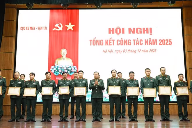 Trao Bằng khen của Bộ trưởng Quốc phòng cho các tập thể, cá nhân của Cục Xe máy-Vận tải đạt thành tích xuất sắc trên các mặt công tác năm 2025.