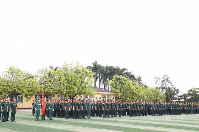 Lữ đoàn 649, Cục Xe máy-Vận tải. Tổng cục Hậu cần-Kỹ thuật thực hiện nội dung thi chào cờ.