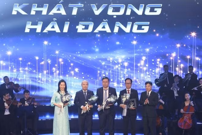 Các nhà khoa học tham dự chương trình.