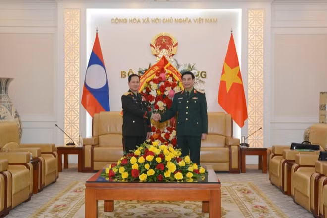 Đại tướng Phan Văn Giang, Ủy viên Bộ Chính trị, Phó Bí thư Quân ủy Trung ương, Bộ trưởng Quốc phòng và Thượng tướng Khamliang Outhakaysone, Ủy viên Bộ Chính trị Ban Chấp hành Trung ương Đảng Nhân dân Cách mạng Lào, Bộ trưởng Bộ Quốc phòng Lào.