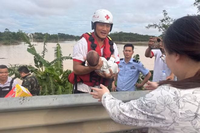 Nhân viên cứu trợ hỗ trợ người dân sơ tán ở huyện Tân Dương, thành phố Nam Ninh. (Ảnh: Tân Hoa xã)