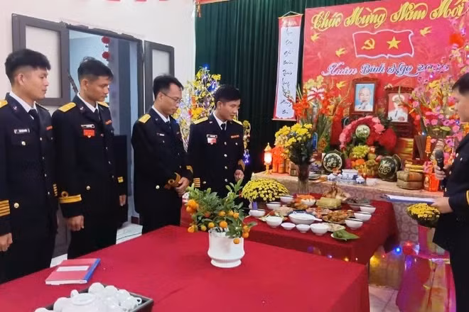 Cán bộ, chiến sĩ các cơ quan, đơn vị thi mâm cơm tất niên.