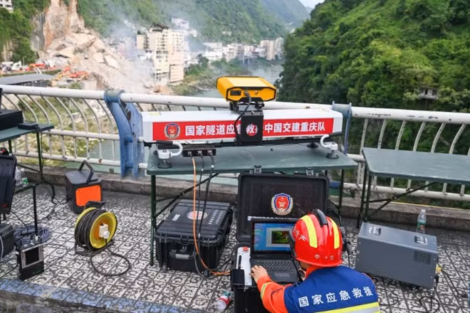 Nhân viên đang dùng thiết bị chuyên dụng kiểm tra tính ổn định của núi. (Ảnh: Tân Hoa xã)