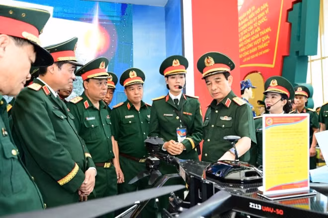 Đại tướng Phan Văn Giang và Đoàn đại biểu cấp cao Bộ Quốc phòng nghe giới thiệu sản phẩm tại Triển lãm.