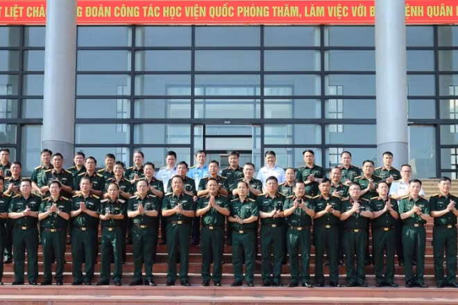 Các đại biểu dự hội nghị tọa đàm.
