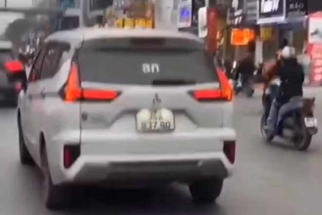 Xe ô-tô gắn đèn Led có dòng chữ xúc phạm lực lượng Công an.