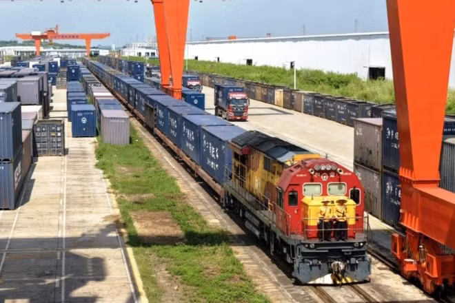 Một tàu chở hàng Trung Quốc-Việt Nam đang rời Cảng đường sắt Nam Ninh ngày 23/9/2025. (Ảnh: Tân Hoa Xã)