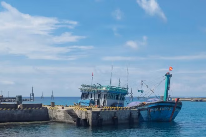 Tàu cá cập cảng Âu tàu để được hỗ trợ sửa chữa.