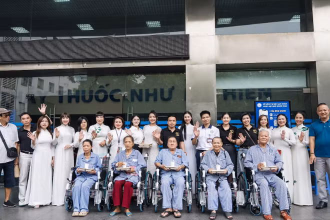 Ban tổ chức trao tặng 5 xe lăn hỗ trợ công tác di chuyển, điều trị cho các bệnh nhân có hoàn cảnh khó khăn tại bệnh viện.