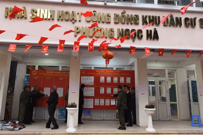 Cựu chiến binh phường Ngọc Hà (Hà Nội) kiểm tra việc niêm yết danh sách ứng cử viên, sẵn sàng cho ngày bầu cử.