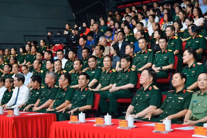 Các đại biểu tham dự chương trình chính luận nghệ thuật "Tổ quốc ghi công - Lời hứa với mẹ".